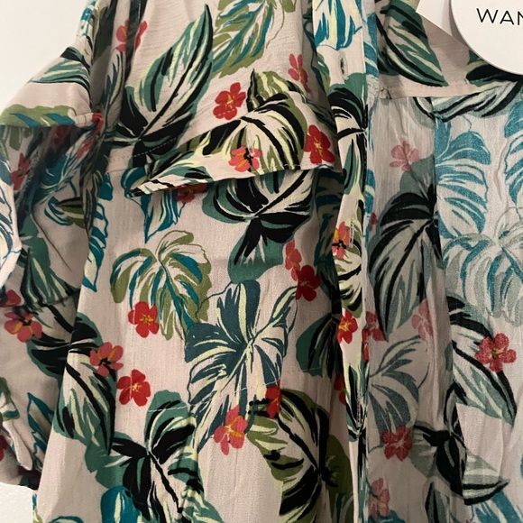 Lost and Wander beach cover up. Light weight w button closure. Never worn. - Picture 5 of 5